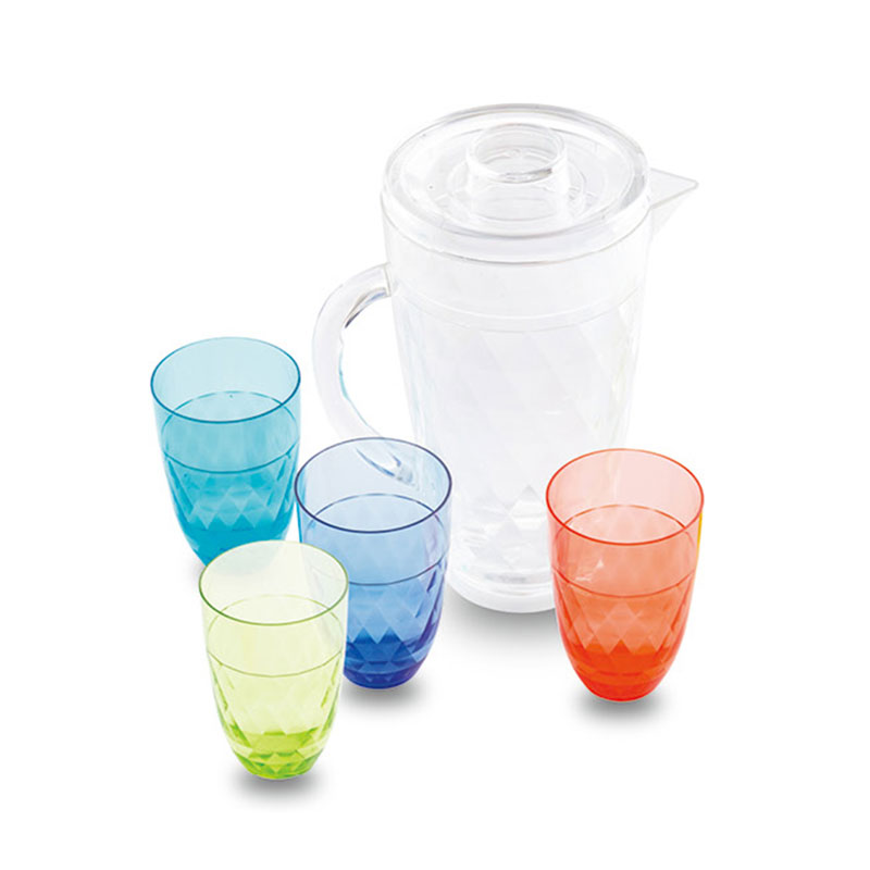 4つのカップを持つピッチャー