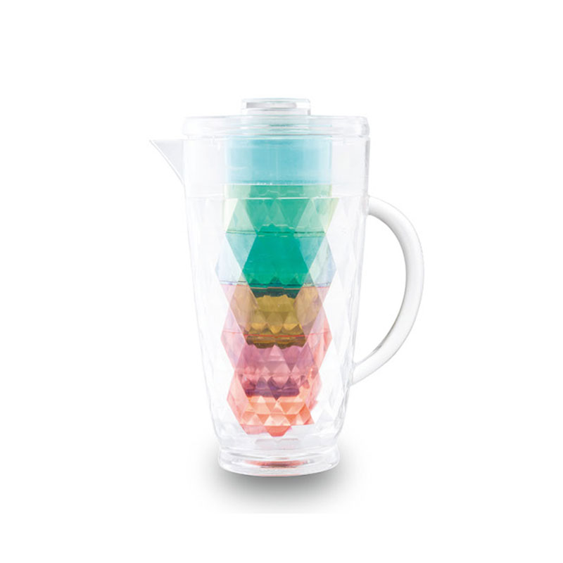 4つのカップを持つピッチャー